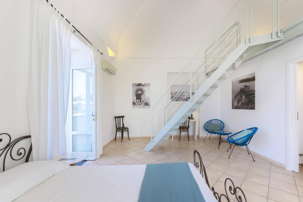 Palazzo Attila - Gioia Apartments Прочида Экстерьер фото